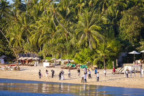 Människor deltar i en fotosession på stranden av ön Koh Samui, Thailand — Stockfoto