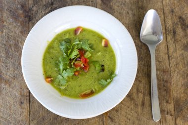 Geleneksel İspanyol soğuk çorba gaspaço ahşap tablo