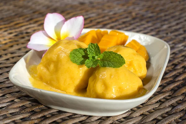 Frisches Bio-Mango-Eis-Sorbet mit Minzblättern auf dem Tisch, aus nächster Nähe. Thailand — Stockfoto