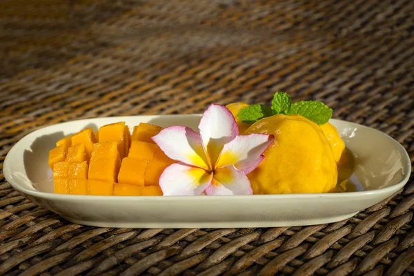 Frisches Bio-Mango-Eis-Sorbet mit Minzblättern auf dem Tisch, aus nächster Nähe. Thailand — Stockfoto