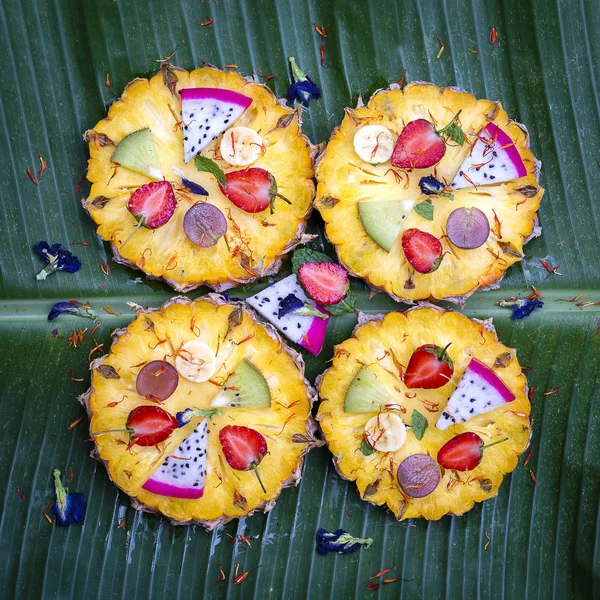 Färsk tropisk frukt pizza med ananas, jordgubbar, kiwi, vindruvor, banan och dragon frukt, Thailand — Stockfoto