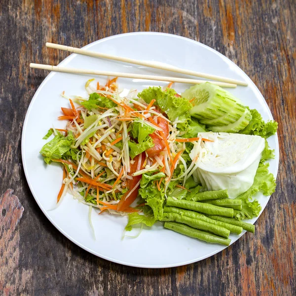 Salada de mamão tailandesa vegetariana também conhecida como Som Tam da Tailândia — Fotografia de Stock