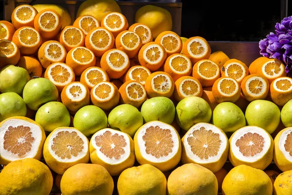 Reife Orangen und grüne Äpfel für den Empfang frisch gepressten Saft zum Verkauf in der Straße von Istanbul, Türkei — Stockfoto