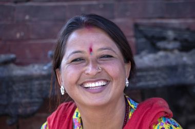 Portre yaşlı kadınlar geleneksel elbise sokak Katmandu, Nepal