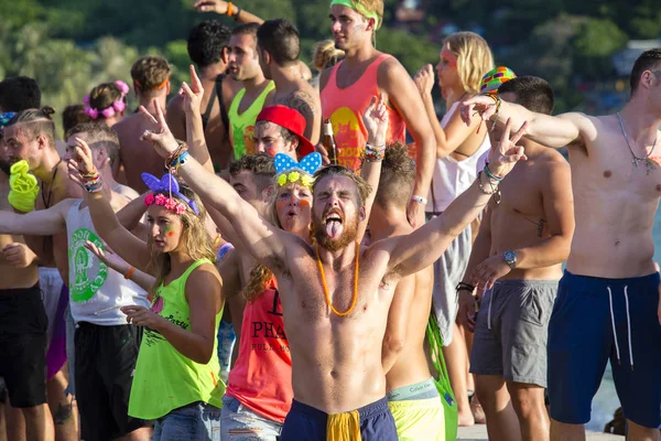 Le persone partecipano alla festa della luna piena sull'isola Koh Phangan, Thailandia — Foto Stock