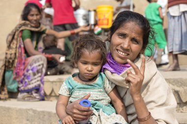 Portre anne ve çocuk sokakta Varanasi, Hindistan