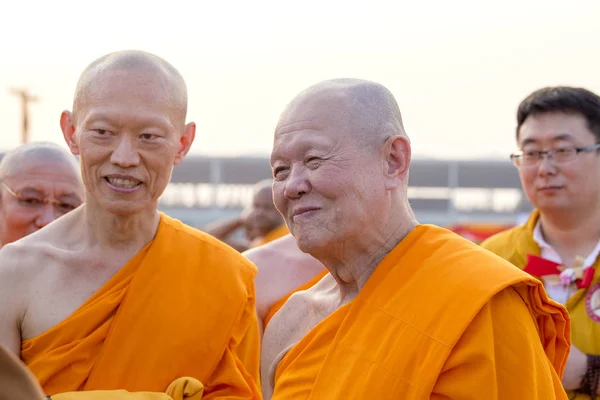 Тайские монахи во время буддийской церемонии Магха Пуджа День в Ват Пхра Дхаммакая, Бангкок, Таиланд — стоковое фото