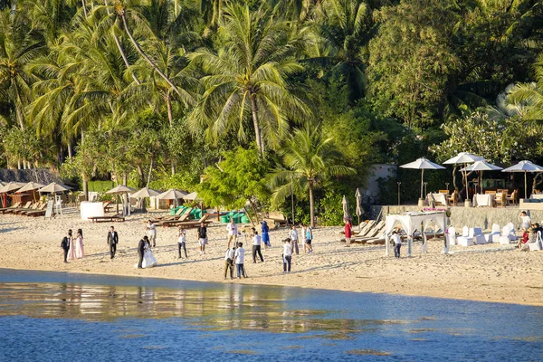 Människor deltar i en fotosession på stranden av ön Koh Samui, Thailand — Stockfoto