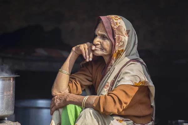 Old beggar woman on street at Dashashwamedh Ghat in Varanasi, Uttar Pradesh, India — Stock Photo, Image