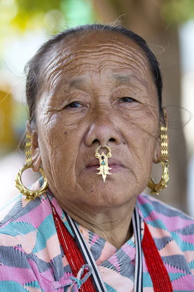 Portrait old women in traditional dress in street Kathmandu, Nepal — Stock Photo, Image