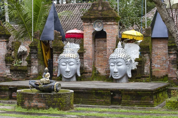 印尼巴厘岛的一座佛教寺庙中的佛像雕像. — 图库照片