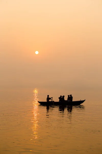 Lever de soleil sur la rivière Ganges à Varanasi, Inde — Photo