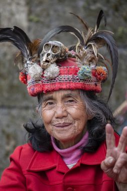 Pirinç terasları yanındaki ulusal elbiseli Ifugao dağ kabilelerin eski Filipino kadın portre. Ifugao - dağ insanlar Filipinler.