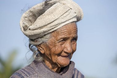 Bali Adası'na eski zavallı kadın portre. Nazik ve dostça Yaşlılıkta bile Bali sakinleri