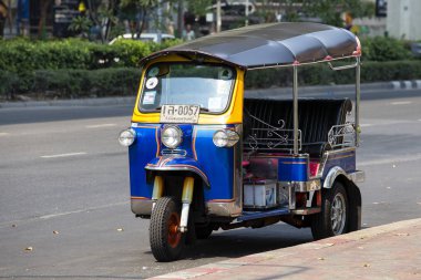 Otomatik çekçek veya tuk-tuk Bangkok, Tayland, Thailand, sokakta. Tuk tuks yaygın olarak insan ve mal ve sermaye çevresinde taşıma kullanılır