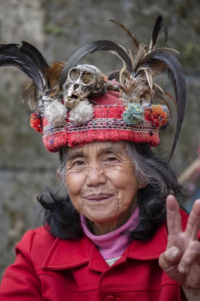 Retrato de una anciana filipina de las tribus montañosas de Ifugao vestida de gala nacional junto a terrazas de arroz. Ifugao - la gente de las montañas en Filipinas . — Foto de Stock