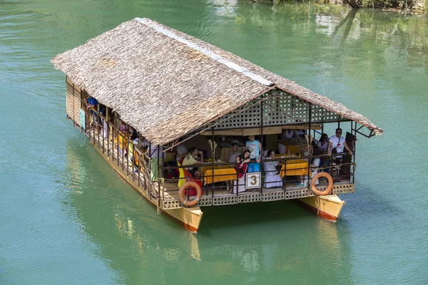 Bateau touristique avec des gens sur une rivière de jungle à l'île de Bohol, Philippines — Photo