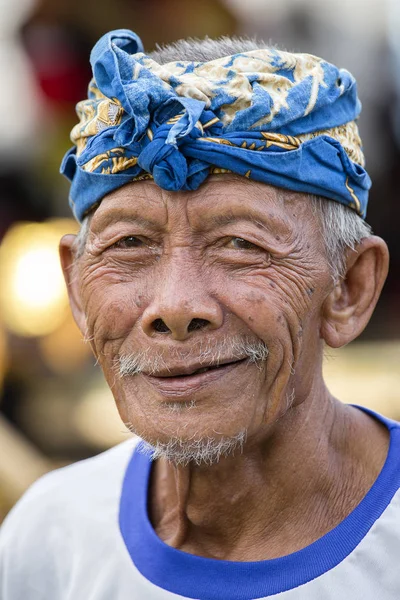 Porträt eines unbekannten Mannes auf dem lokalen Markt auf der Insel Bali, Indonesien — Stockfoto
