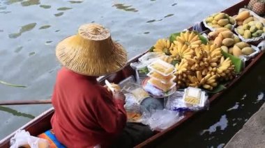 Damnoen Saduak, Tayland - 21 Mart 2018: Tekne yüzen Pazar Damnoen Saduak en ünlü gıda üzerinde kimliği belirsiz kişi. Damnoen Saduak Bangkok, Tayland için çok popüler bir turistik 's