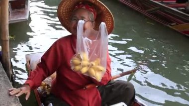 Damnoen Saduak, Tayland - 21 Mart 2018: Tekne yüzen Pazar Damnoen Saduak en ünlü gıda üzerinde kimliği belirsiz kişi. Damnoen Saduak Bangkok, Tayland için çok popüler bir turistik 's