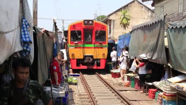 Maeklong Thajsko Března 2018 Mae Klong Železniční Trh Trh Rom — Stock video