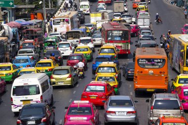 Trafik yavaş yavaş Bangkok, Tayland işlek bir yol boyunca taşır.
