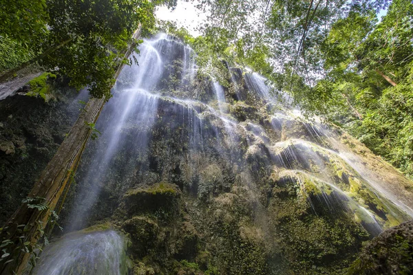 Tropická čerstvé vodopád v přírodě. Oslob, Filipíny — Stock fotografie