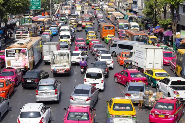 Traffic moves slowly along a busy road in Bangkok, Thailand — Stock Photo, Image