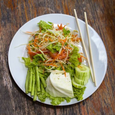 Vejetaryen Tay papaya salatası olarak da bilinen Som Tam Tayland