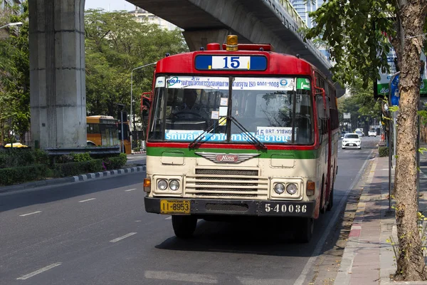 Buslinie 15 hält auf der straße in bangkok, thailand — Stockfoto