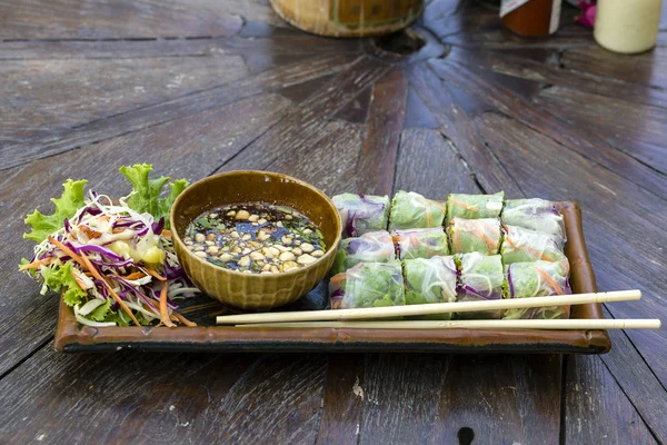 Свіжі в'єтнамські весняні рулети на тарілці з салатом — стокове фото