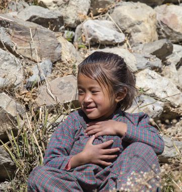 Zavallı çocuk sokakta Himalaya Köyü, Nepal