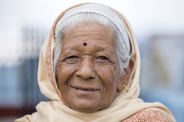 Portre yaşlı kadınlar geleneksel elbise sokak Katmandu, Nepal