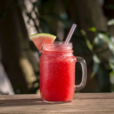 Taze organik karpuz yüzlü cam kupa, yakın çekim