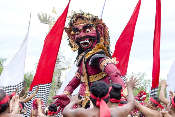 インドネシア、インドネシア、ジャンヤールの街頭儀式のためのバリのオゴオゴ像 — ストック写真