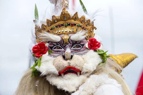 Uomo balinese vestito con la maschera di Hanuman per la cerimonia di strada a Gianyar, isola di Bali, Indonesia — Foto Stock