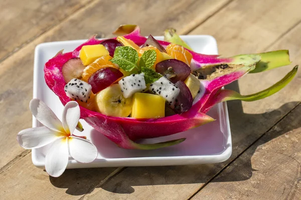 Fresh tropical fruit salad in dragon fruit skin - healthy breakfast, weight loss concept. Thailand — Stock Photo, Image
