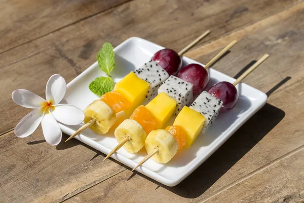 Fruits tropicaux frais sur brochettes dans une assiette blanche - petit déjeuner sain, concept de perte de poids. Thaïlande — Photo