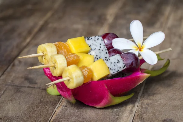 Frische tropische Früchte auf Spießen in Drachenfruchtschale - gesundes Frühstück, Abnehmkonzept. Thailand — Stockfoto