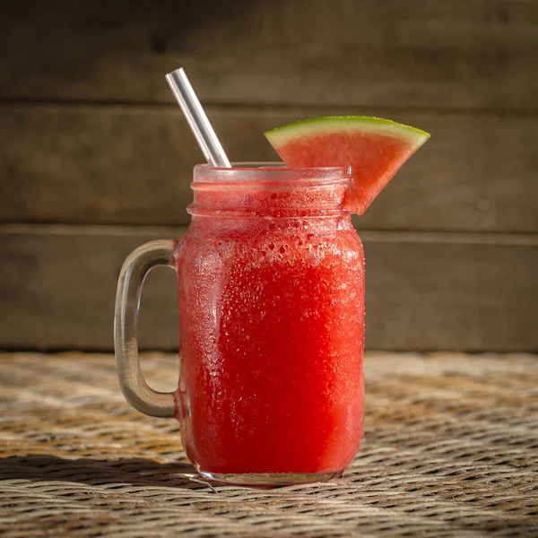 Taze organik karpuz yüzlü cam kupa, yakın çekim