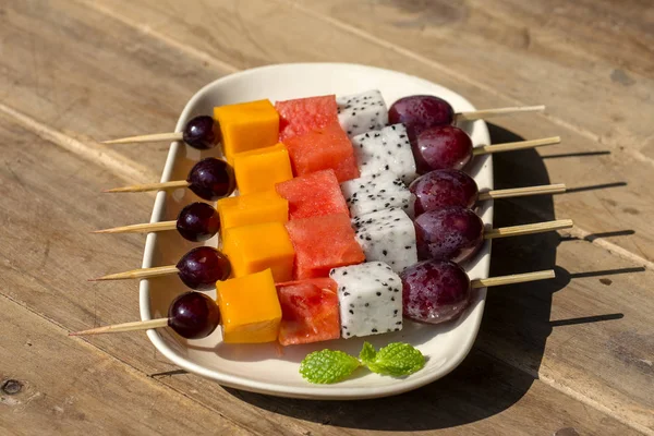 Fruta tropical fresca en pinchos en plato blanco - desayuno saludable, concepto de pérdida de peso. Tailandia — Foto de Stock