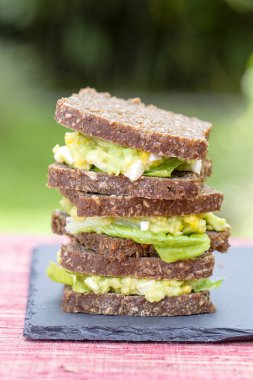 Sandviç avokado ve haşlanmış yumurta - sağlıklı kahvaltı konsepti