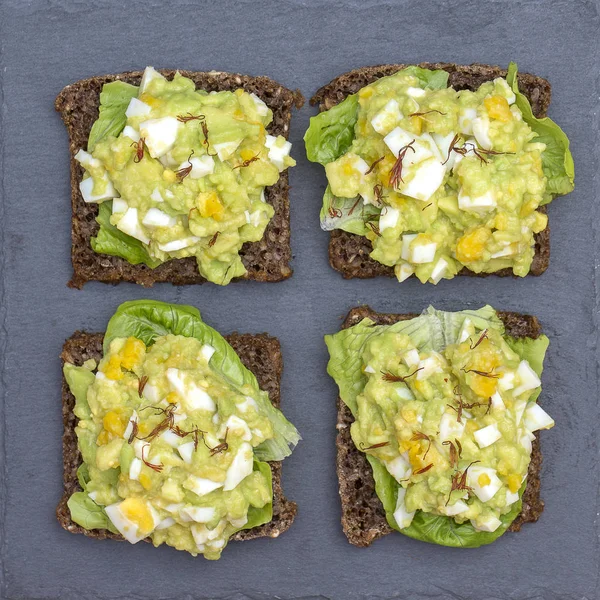 Sandviç avokado ve haşlanmış yumurta - sağlıklı kahvaltı konsepti — Stok fotoğraf