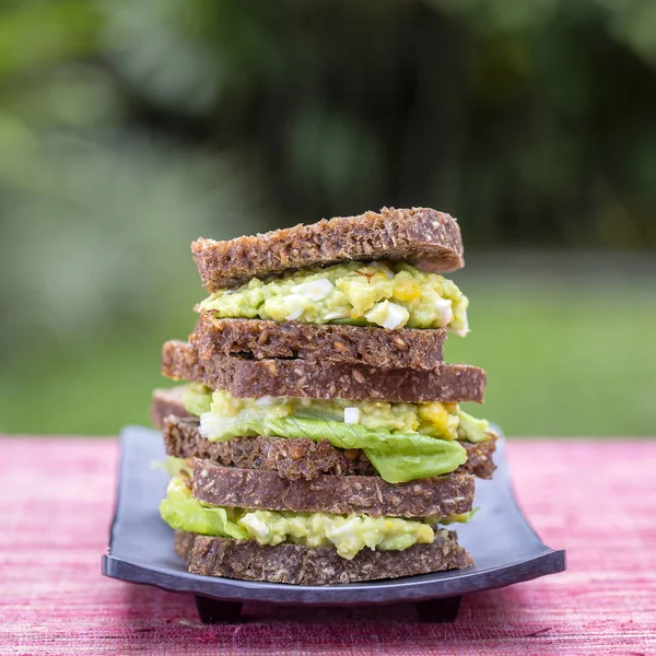 Sandviç avokado ve haşlanmış yumurta - sağlıklı kahvaltı konsepti — Stok fotoğraf
