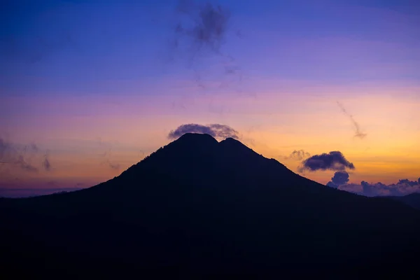 Alba scenica e nebbia al vulcano Batur, Kintamani, Bali, Indonesia. Vista sull'alba del vulcano Batur, paesaggio naturale — Foto Stock