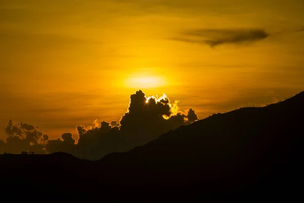 Schilderachtige zonsopgang en mist op Batur vulkaan, Kintamani, Bali, Indonesië. Zonsopkomst uitzicht over vulkaan Batur, natuur landschap — Stockfoto