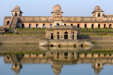 Gündoğumu Jahaz Mahal, gemi Sarayı ve mavi su göl. Mandu, Madhya Pradesh, Hindistan