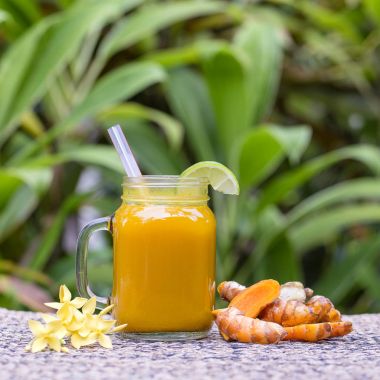 Enerji tonik içmek zerdeçal, zencefil, limon ve bal cam kupa, doğa arka plan ile