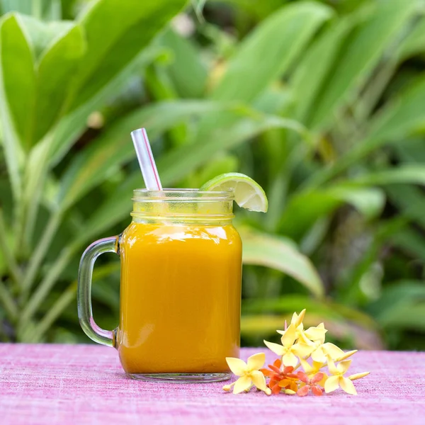 Tonic energidryck med gurkmeja, ingefära, citron och honung i glas mugg, natur bakgrund — Stockfoto