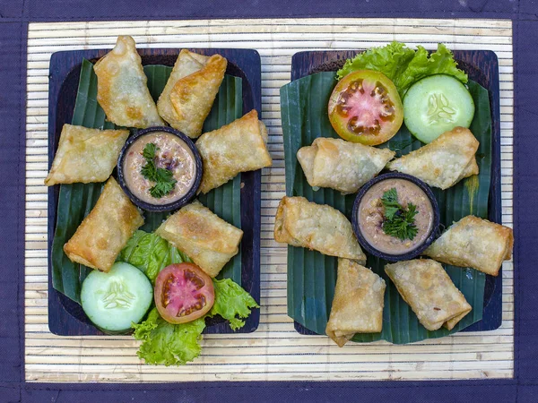 Smažené jarní závitky se zeleninou a omáčkou. Zblízka. Asijské jídlo, Ubud, Bali, Indonésie. — Stock fotografie